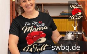 frau mit schwarzem tshirt mit logo beste mama im schwarzwald sitzend auf einer treppe mit einem Hund