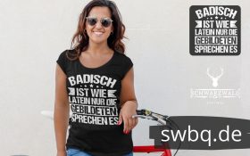 frau mit fahrrad und schwarzem t-shirt mit logo badisch ist wie latein