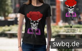 frau laufend in der strasse mit schwarzem t-shirt mit dem motiv totenkopf schwarzwaldmaedel irmgard