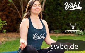 frau auf einer matte mit blauem tank top mit logo buehl