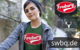 frau mit gruenem t-shirt mit freiburger motiv