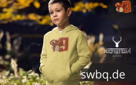 junge im freiem mit gelbem hoodie mit 9. geburtstag schwarzwald logo
