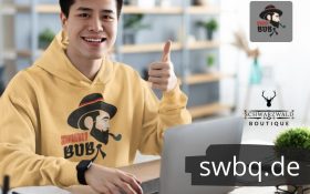 mann vor dem computer mit gelbem hoodie mit aufdruck schwarzwaldbub karl