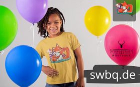 junge im studio mit luftballoons und gelben tshirt mit 10. geburtstag schwarzwald motiv