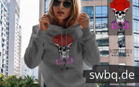 frau mit sonnenbrille und grauem hoodie mit totenkopft schwarwaldmaedel irmgard design