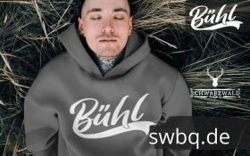 mann liegend in der wiese mit grauem hoodie mit buehl design