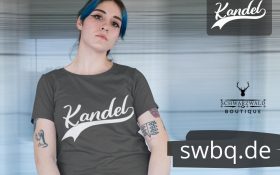 frau mit blauen haaren und tatoos mit grauem t-shirt mit kandel design