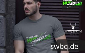 mann mit bart und grauem tshirt mit design badisch net huddle