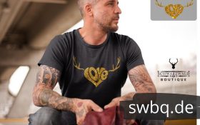 mann mit tatoos und grauem tshirt mit design schwarzwald love mit geweih