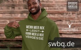 gluecklicher mann mit gruenem hoodie mit bildmotiv wenn mer nix lern kann ma auch nix vergesse