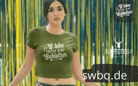 frau im studio mit gruenem kurzem shirt mit bildmotiv das leben ist kein schlotzer alemannischer spruch