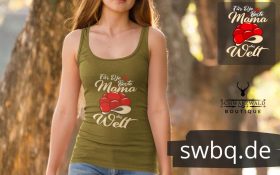 frau mit gruenem tank top im wald mit dem motiv beste mama im schwarzwald