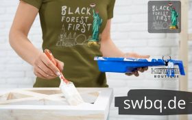frau zu hause malend mit gruenem t-shirt mit schwarzwald freiheitsstatue black forest first motiv