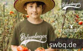 junge mit tomaten hut und gruenem tshirt mit aufdruck braeunlingen