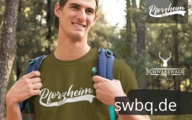 mann im wald mit rucksach und gruenem shirt mit logo pforzheim