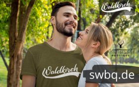 paerchen im wald und mann mit gruenem shirt mit waldkirch motiv