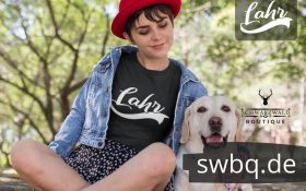 frau auf der wiese mit hund und schwarzem t-shirt mit lahr design