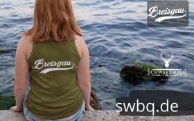 frau am wasser sitzend mit gruenem tank top mit breisgau design