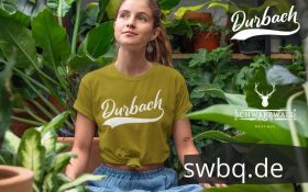 frau mit pflanzen und gruenem t-shirt mit bildmotiv durbach