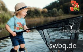 kleiner junge beim angeln mit hellblauem t-shirt mit 3. geburtstag schwarzwald design