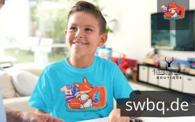 junge sitzend am tisch mit hellblauem tshirt mit 10. geburtstag schwarzwald logo