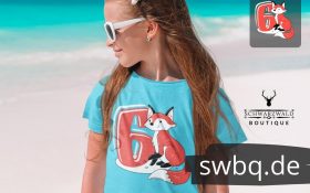 maedchen am strand mit hellblauem t-shirt mit design 6. geburtstag schwarzwald