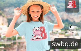 maedchen mit hut und hellblauem tshirt mit design 8. geburtstag schwarzwald
