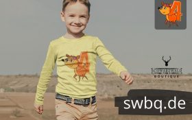 junge mit langen hosen und langarm tshirt mit logo 4. geburtstag schwarzwald