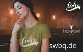 frau mit zopt und braunem tshirt mit aufdruck lahr