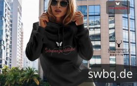 blonde frau mit sonnenbrille und schwarzem hoodie mit schwarzwaldliebe design
