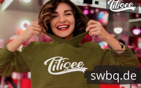 glueckliche frau mit gruenem hoodie mit motiv titisee