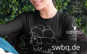 frau mit schwarzem tshirt und motiv schwarzwaldmaedel jasmin