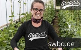 frau im treibhaus mit schwarzem langarm tshirt mit glottertal design