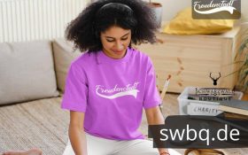 frau sitzend auf dem boden mit lila t-shirt mit freudenstadt design
