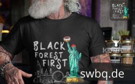 mann mit grauem bart und schwarzem t-shirt mit bildmotiv schwarzwald freiheitsstatue black forest first