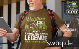 mann mit grauem bart und rucksack mit braunem t-shirt mit schwarzwald rentner 2021 motiv