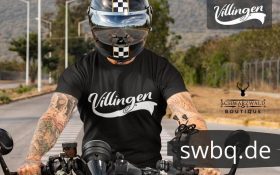 mann auf einem motorrad mit schwarzem t-shirt mit villingen bildmotiv