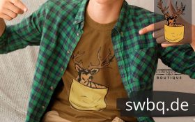 mann auf dem sofa sitzend mit braunem shirt mit schwarzwaelder hirschtaeschle logo