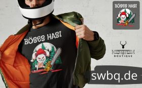 mann mit helm und jacke mit schwarzem t-shirt design boeses hasi mit bollenhut