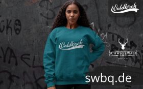 frau mit langen schwarzen haaren mit petrol farbenen pulli mit waldkirch motiv