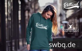 frau au der strasse mit petrol farbenen hoodie mit rottweil bildmotiv