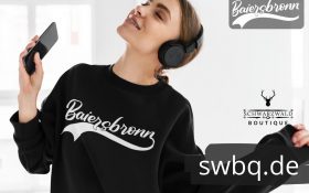 frau mit schwarzem sweatshirt mit motiv baiersbronn und kopfhoerern