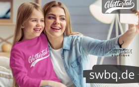 glueckliches kind mit mutter mit rosarotem pulli mit audruck glottertal