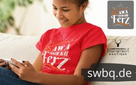 frau sitzend auf dem sofa mit einem handy mit rotem t-shirt mit aufdruck mach koi ferz