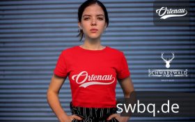 frau mit rotem tshirt mit ortenau motiv