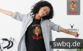 frau mit brille bluse und schwarzem tshirt mit logo schwarzwald teufele