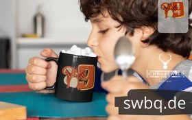 junge mit schwarzer tasse mit 9. geburtstag schwarzwald design