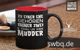kaffee tasse auf einem tisch mit bildmotiv zu einer ehe gehoeren immer zwei