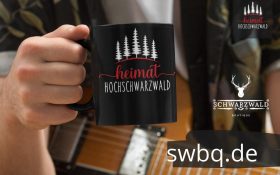 schwarze tasse mit heimat hochschwarzwald motiv