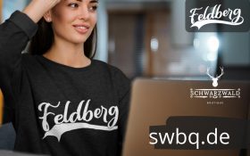 frau mit computer und schwarzem sweatshirt mit feldberg motiv